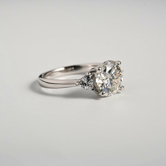 Valeria Round Brilliant Moissanite Ring – 4ct center stone | 925 Sterling Silver | Premium Setting