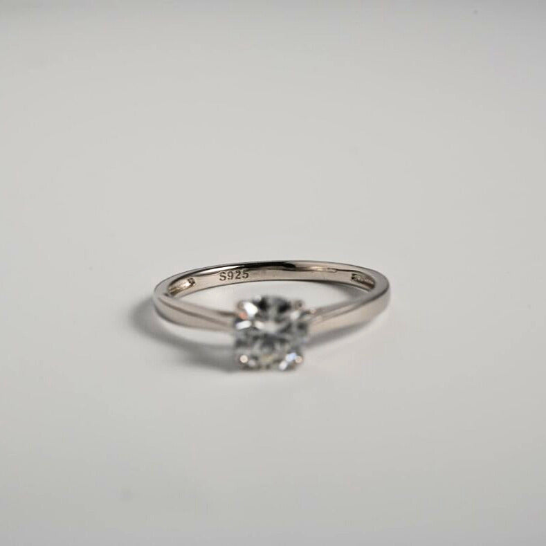 Aurora Round Brilliant Moissanite Ring – 1ct center stone | 925 Sterling Silver | Premium Setting